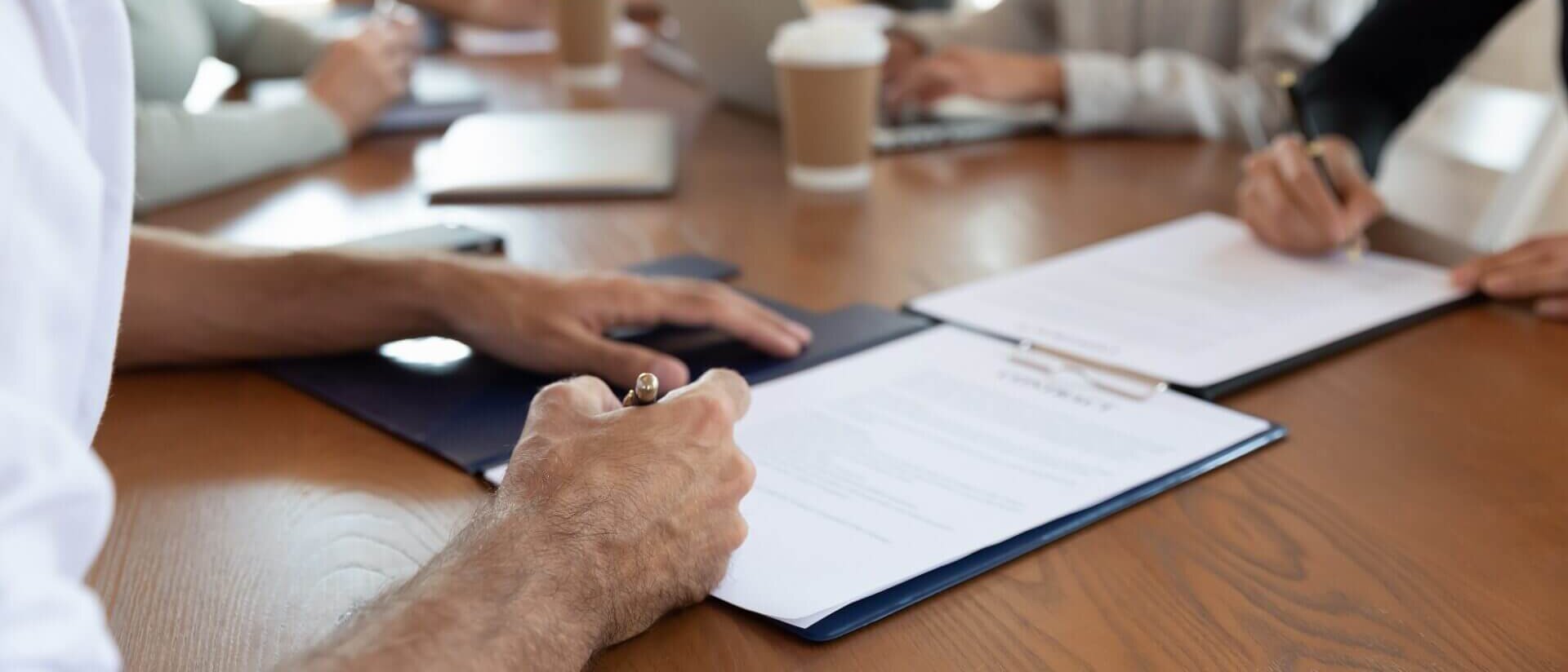 Franchisenemer komt onder non-concurrentiebeding uit door partner het bedrijf voort te laten zetten